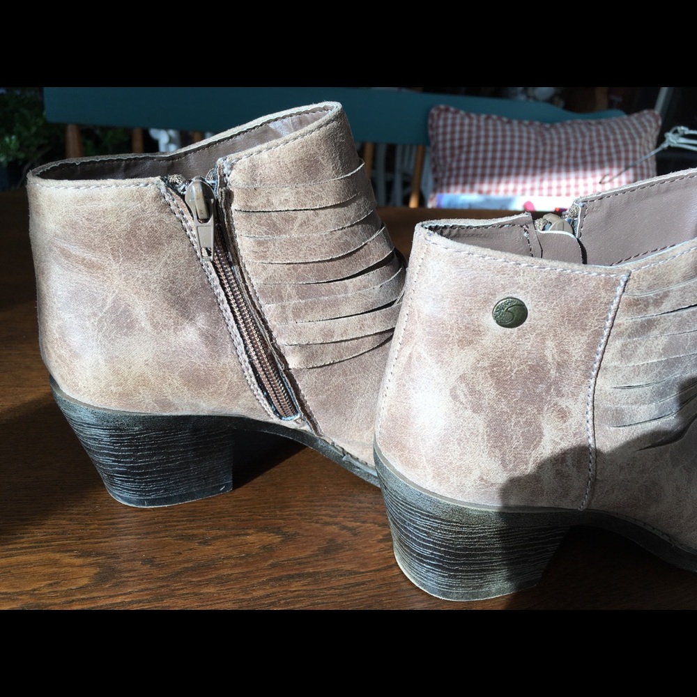 MAKALU California booties, size 8.5, 2.5 inch heel, strappy, side zipper. - Picture 3 of 7